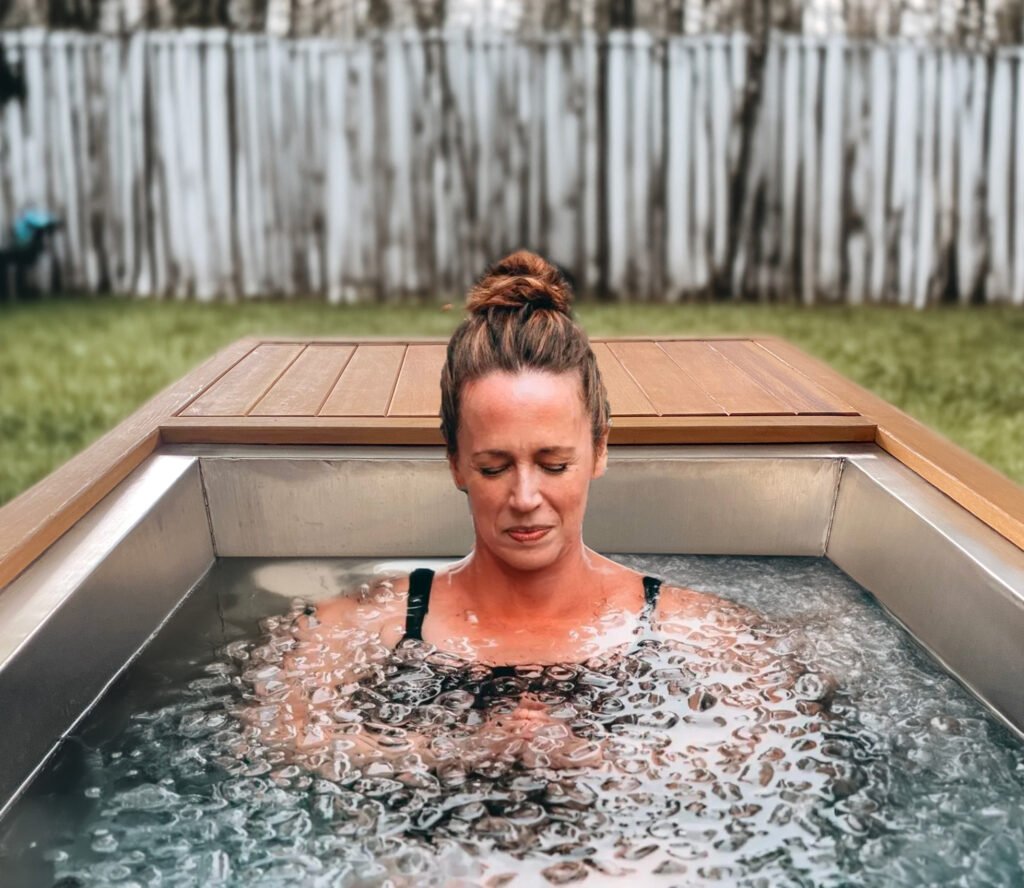 不锈钢效果2修 Cedar Lover Woman relaxing in ice bath tub during cold therapy session